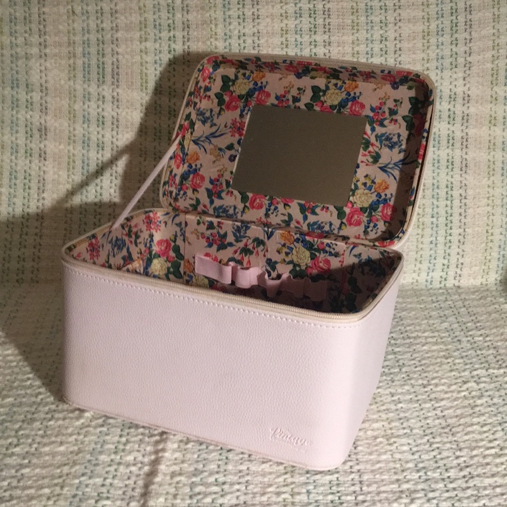 💕💄 Pink Faux Leather Makeup Cosmetic Train Case